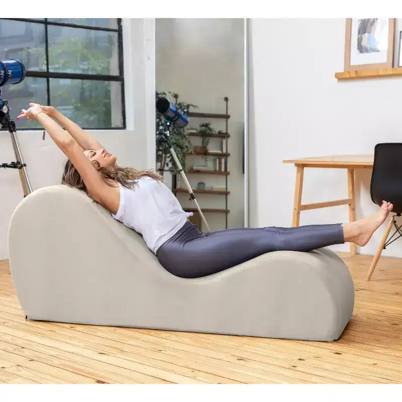 Elegancki szezlong Avana do jogi – wyprodukowano w USA – idealny do rozciągania, relaksu, ćwiczeń i nie tylko, 60D x 18W x 26H cali, jasnoszary