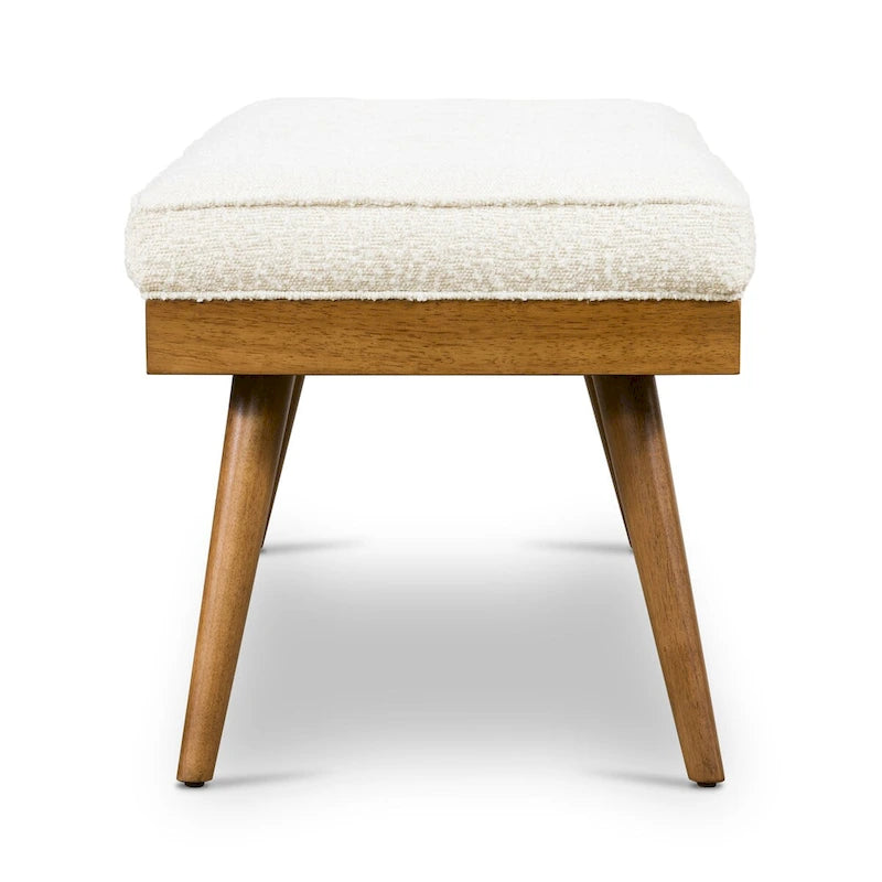 Banc en tissu Luca de Poly & Bark – assise capitonnée avec pieds en bois massif