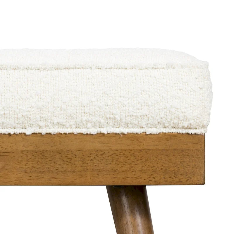 Banc en tissu Luca de Poly & Bark – assise capitonnée avec pieds en bois massif
