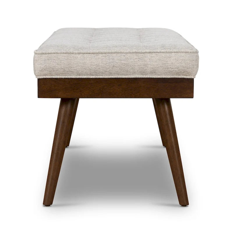 Banc en tissu Luca de Poly & Bark – assise capitonnée avec pieds en bois massif