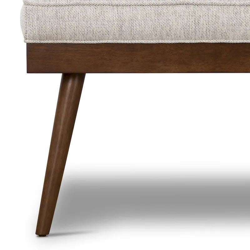 Banc en tissu Luca de Poly & Bark – assise capitonnée avec pieds en bois massif