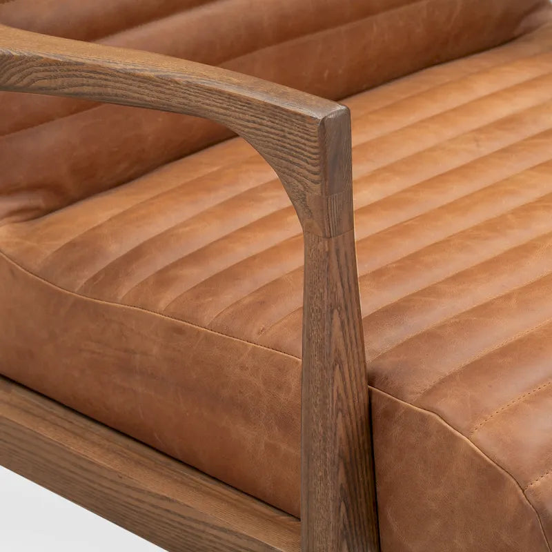 Poltrona lounge Rowan di Poly & Bark — vera pelle italiana pieno fiore