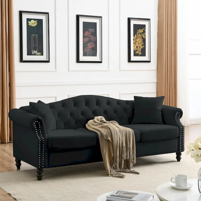 3-osobowa tapicerowana sofa Chesterfield z pikowaniem, wałkowanymi podłokietnikami i ozdobnymi gwoździami