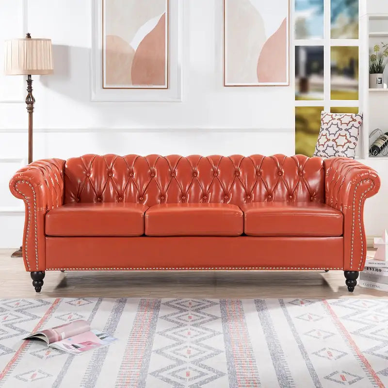 Klassisch elegantes 84.65-Dreisitzer-Chesterfield-Sofa mit gerollten Armlehnen aus PU-Leder – stabile Birkenbeine, weiche Polsterung