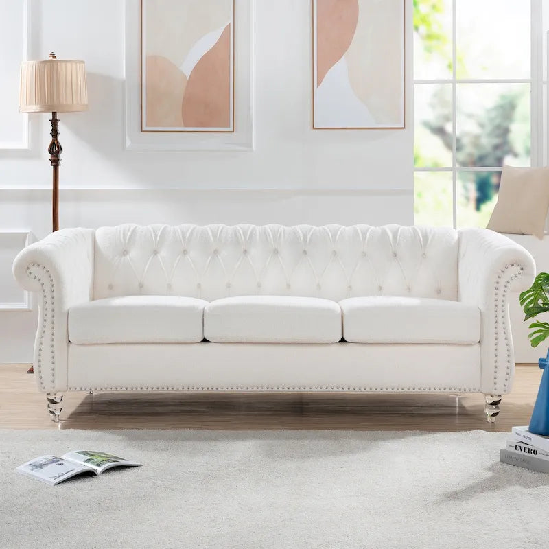 Klasycznie elegancka sofa Chesterfield 84.65 z trzema siedziskami i zawijanymi podłokietnikami, ze skóry PU — solidne nogi z brzozy, miękkie obicie