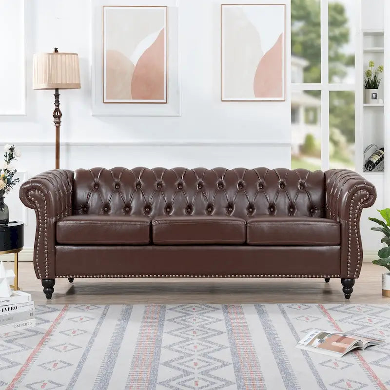 Klasycznie elegancka sofa Chesterfield 84.65 z trzema siedziskami i zawijanymi podłokietnikami, ze skóry PU — solidne nogi z brzozy, miękkie obicie