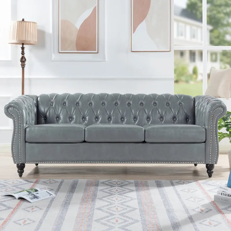 Klasycznie elegancka sofa Chesterfield 84.65 z trzema siedziskami i zawijanymi podłokietnikami, ze skóry PU — solidne nogi z brzozy, miękkie obicie