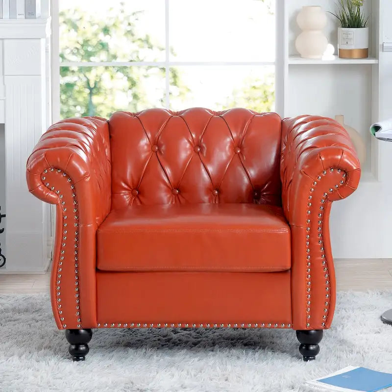 Klasycznie elegancka sofa Chesterfield 84.65 z trzema siedziskami i zawijanymi podłokietnikami, ze skóry PU — solidne nogi z brzozy, miękkie obicie
