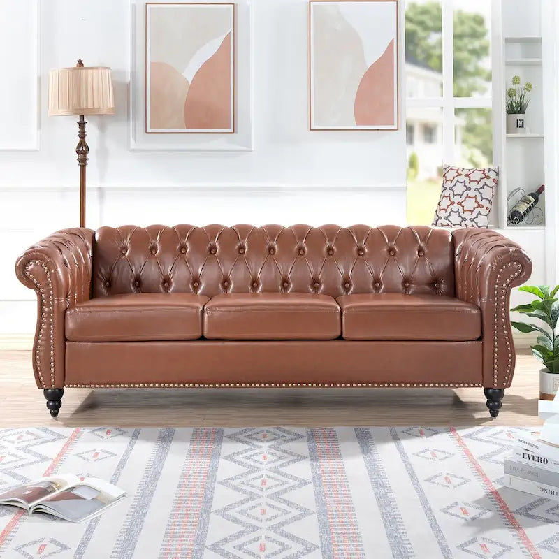 Klasycznie elegancka sofa Chesterfield 84.65 z trzema siedziskami i zawijanymi podłokietnikami, ze skóry PU — solidne nogi z brzozy, miękkie obicie