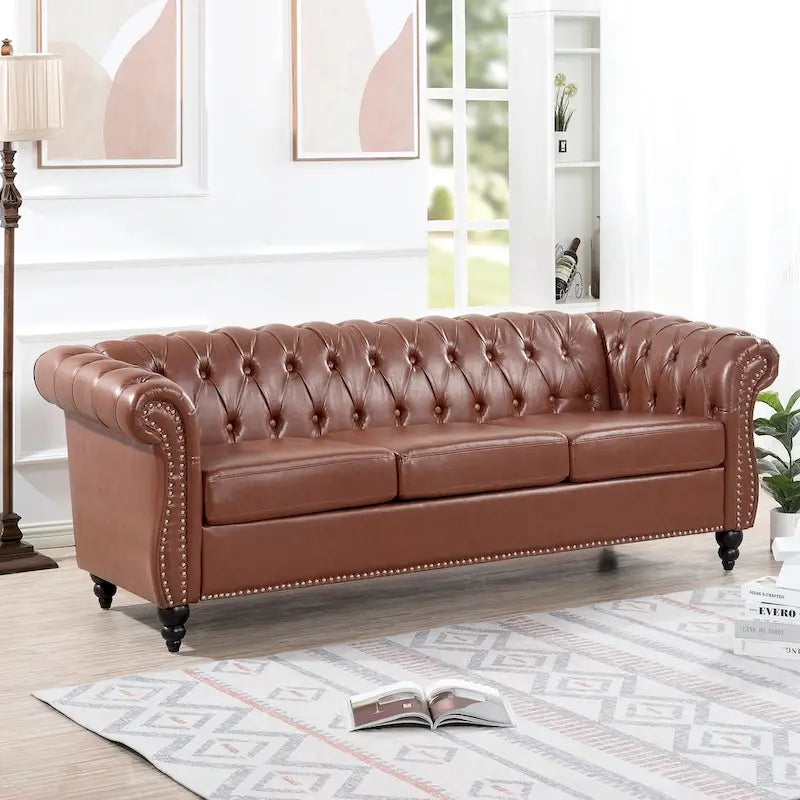 Klassisch elegantes 84.65-Dreisitzer-Chesterfield-Sofa mit gerollten Armlehnen aus PU-Leder – stabile Birkenbeine, weiche Polsterung