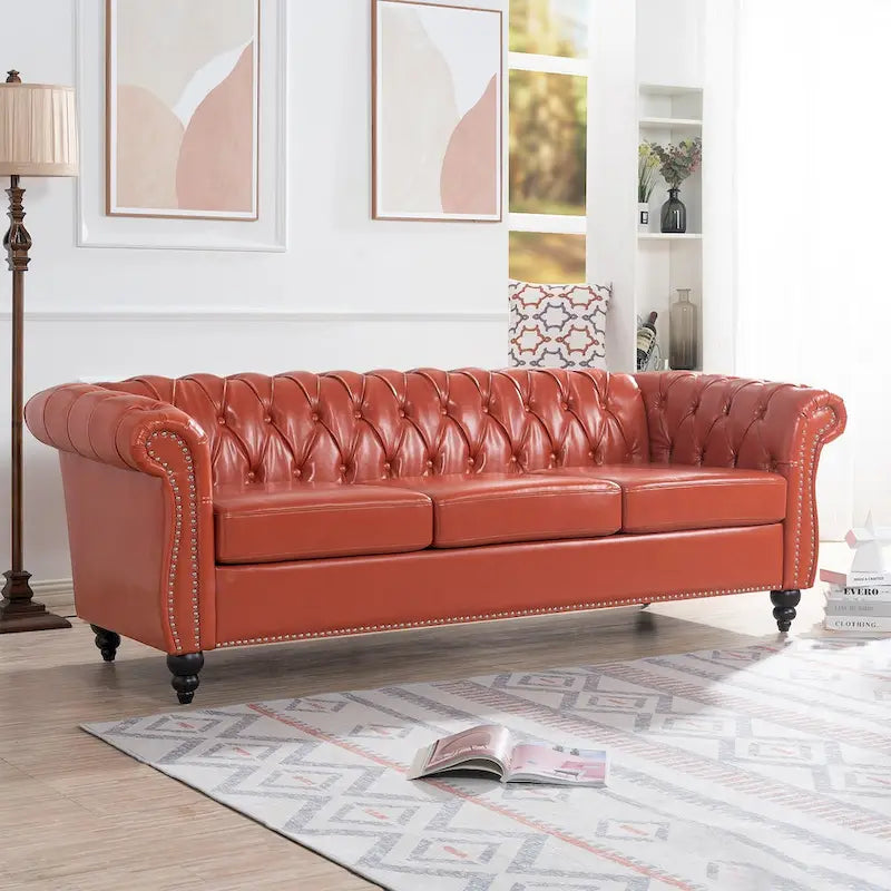Klassisch elegantes 84.65-Dreisitzer-Chesterfield-Sofa mit gerollten Armlehnen aus PU-Leder – stabile Birkenbeine, weiche Polsterung