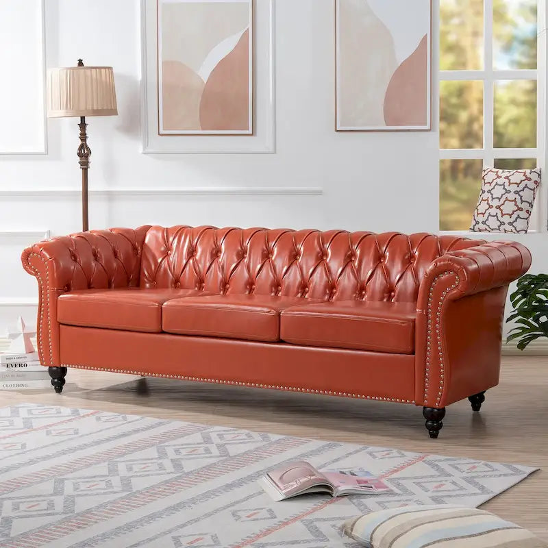 Klassisch elegantes 84.65-Dreisitzer-Chesterfield-Sofa mit gerollten Armlehnen aus PU-Leder – stabile Birkenbeine, weiche Polsterung