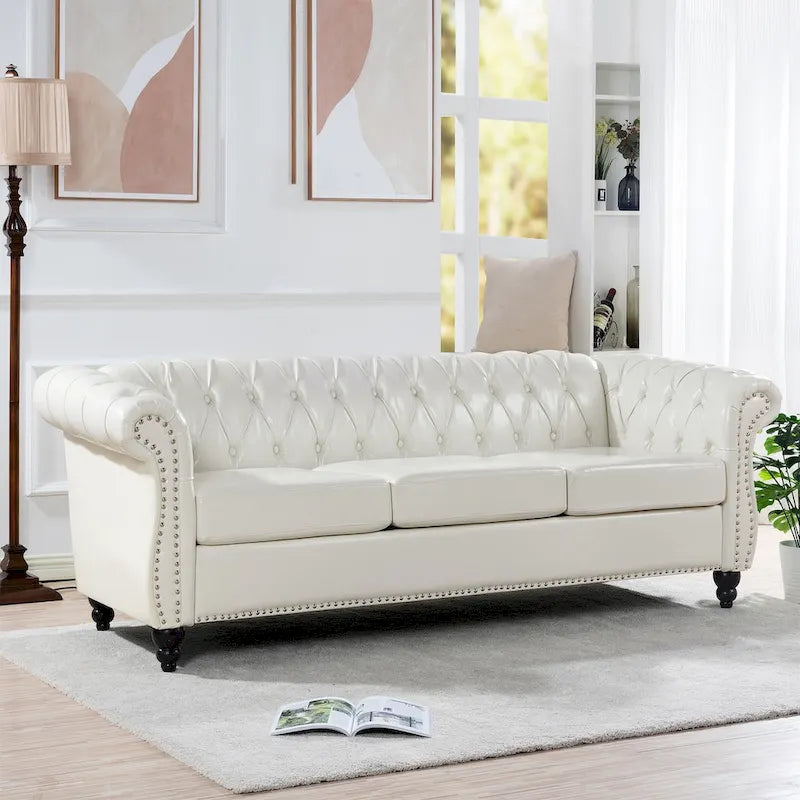 Klassisch elegantes 84.65-Dreisitzer-Chesterfield-Sofa mit gerollten Armlehnen aus PU-Leder – stabile Birkenbeine, weiche Polsterung