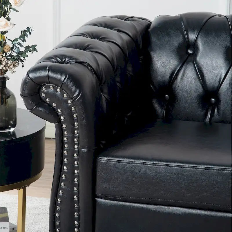 Klassisch elegantes 84.65-Dreisitzer-Chesterfield-Sofa mit gerollten Armlehnen aus PU-Leder – stabile Birkenbeine, weiche Polsterung