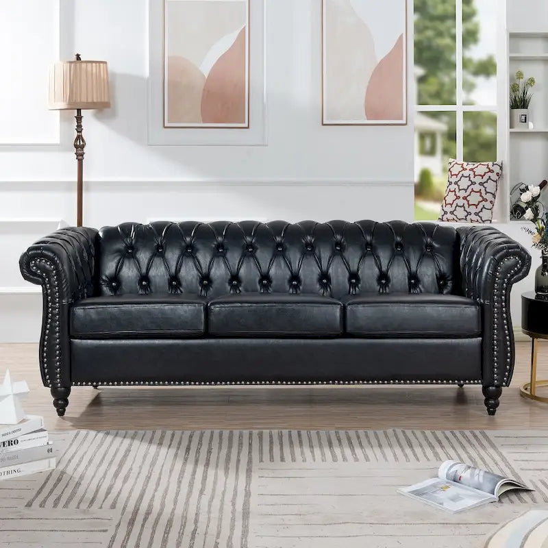 Klassisch elegantes 84.65-Dreisitzer-Chesterfield-Sofa mit gerollten Armlehnen aus PU-Leder – stabile Birkenbeine, weiche Polsterung