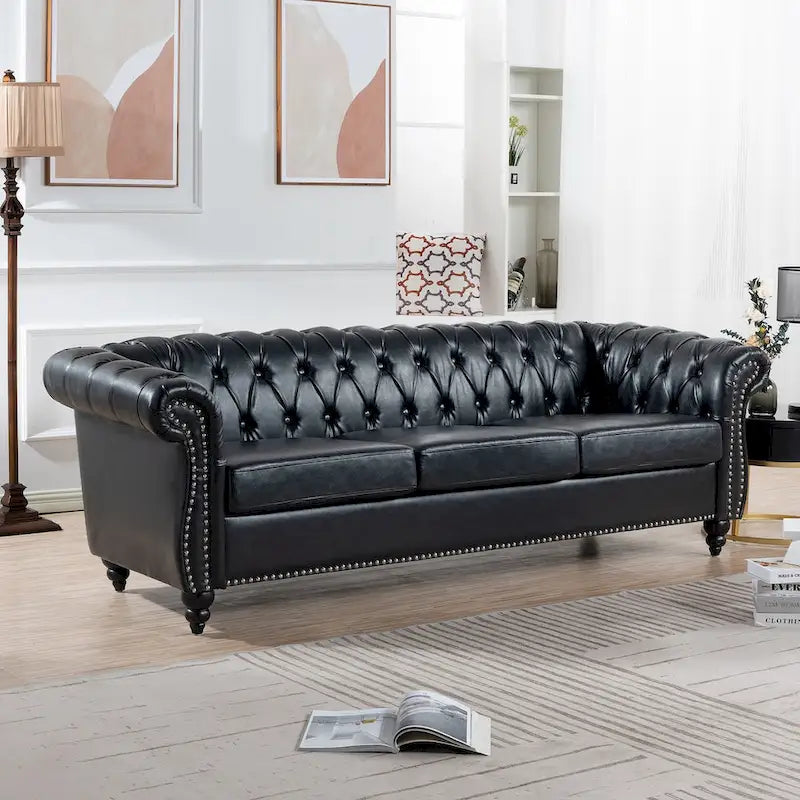 Klassisch elegantes 84.65-Dreisitzer-Chesterfield-Sofa mit gerollten Armlehnen aus PU-Leder – stabile Birkenbeine, weiche Polsterung