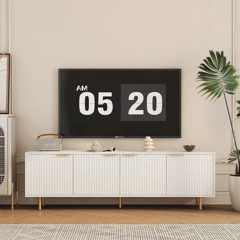 Weißer TV-Ständer, geriffelt, 68, mit Steckdose, Entertainment-Center mit Stauraumtüren, TV-Konsole und Medienmöbel für Fernseher ab 55 Zoll