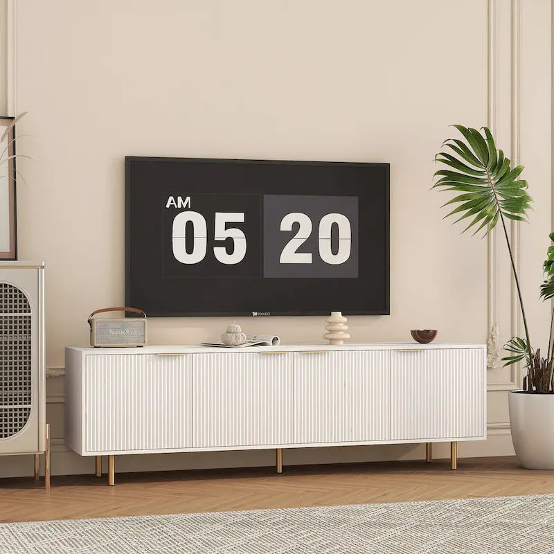 Weißer TV-Ständer, geriffelt, 68, mit Steckdose, Entertainment-Center mit Stauraumtüren, TV-Konsole und Medienmöbel für Fernseher ab 55 Zoll