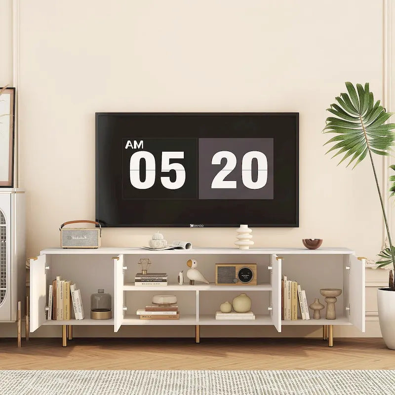 Weißer TV-Ständer, geriffelt, 68, mit Steckdose, Entertainment-Center mit Stauraumtüren, TV-Konsole und Medienmöbel für Fernseher ab 55 Zoll