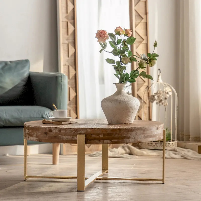 31.29 Zoll runder Couchtisch mit ineinandergreifendem Design, Tischplatte aus Tannenholz und goldfarbenem Kreuzfuß