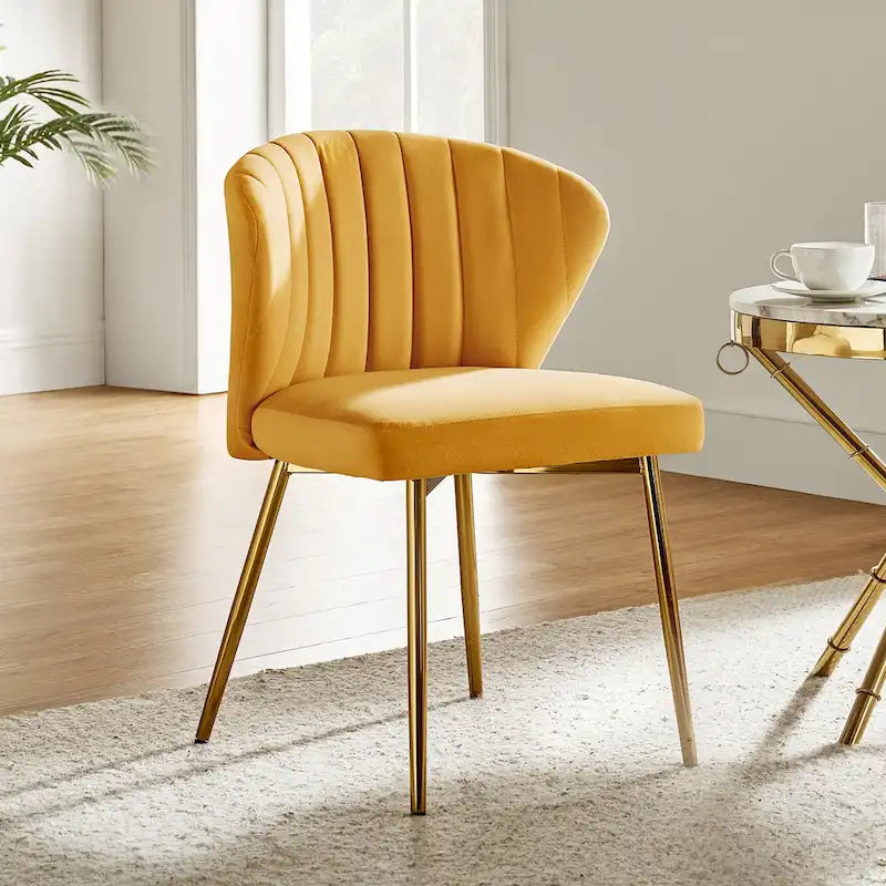 Chaise d’appoint de salle à manger Luna moderne glamour, rembourrée, avec dossier capitonné et petit piètement, par HULALA HOME