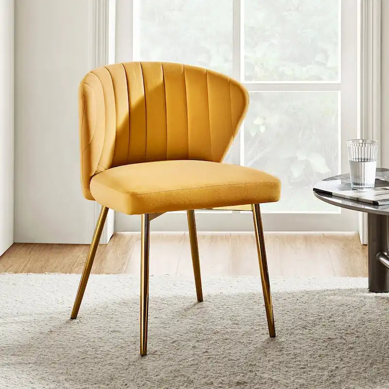 Chaise d’appoint de salle à manger Luna moderne glamour, rembourrée, avec dossier capitonné et petit piètement, par HULALA HOME