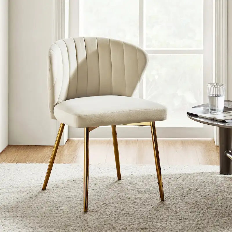 Chaise d’appoint de salle à manger Luna moderne glamour, rembourrée, avec dossier capitonné et petit piètement, par HULALA HOME
