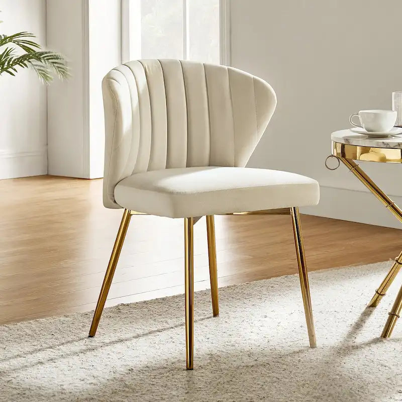 Chaise d’appoint de salle à manger Luna moderne glamour, rembourrée, avec dossier capitonné et petit piètement, par HULALA HOME