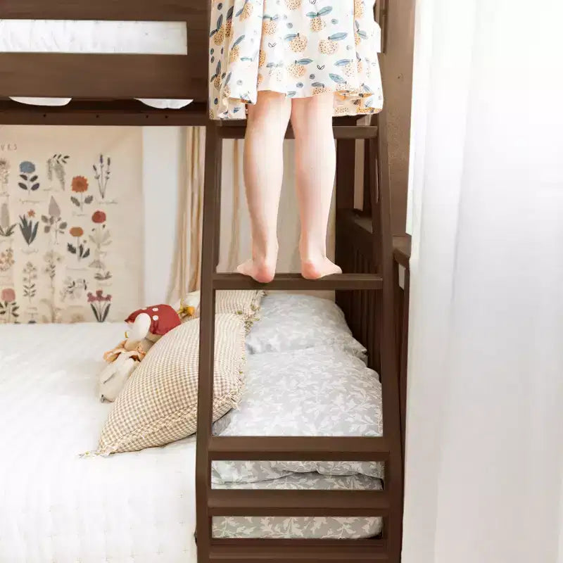 Letto a castello Max & Lily in legno massello, singolo sopra matrimoniale con letto estraibile contenitore e scaletta per bambini