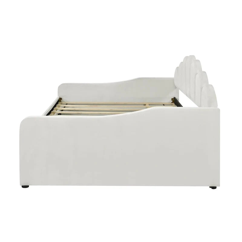 Gestoffeerd ligbed van volledige grootte met schelpvormige rugleuning en onderschuifbed