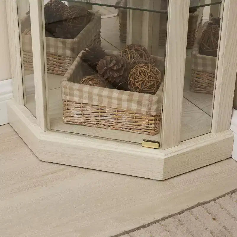 Hoekvitrinekast met glazen deuren en planken, hoekvitrine voor woonkamer