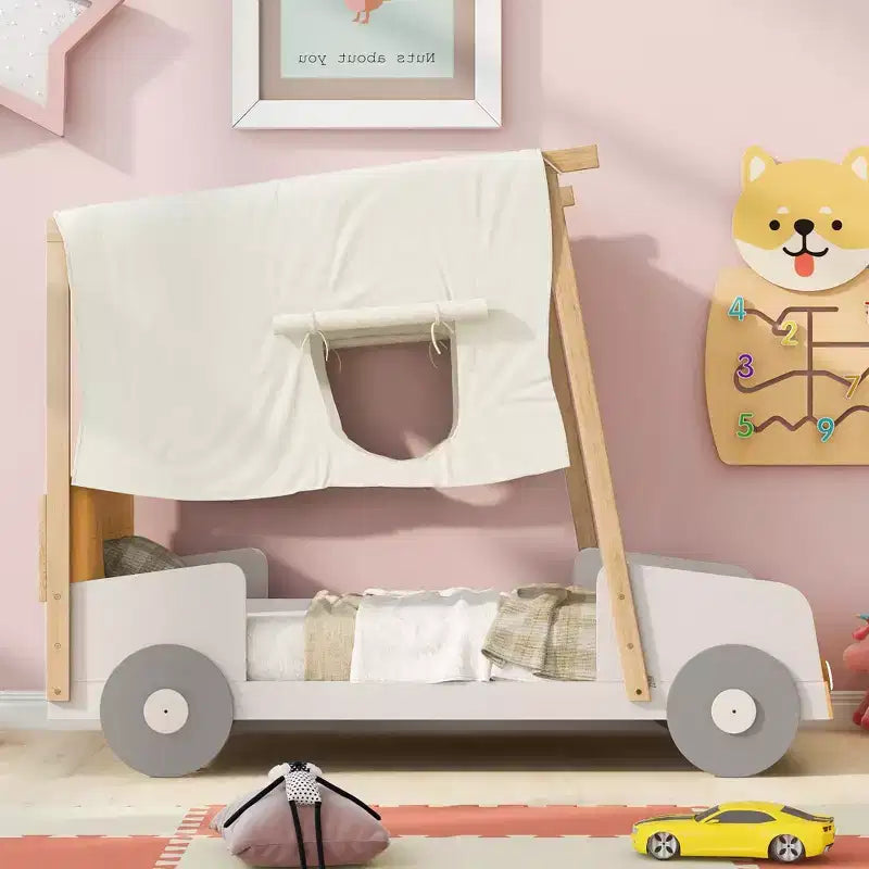 Letto per bambini a forma di auto in legno Whisen con cuscino, telo per il soffitto e LED - Naturale