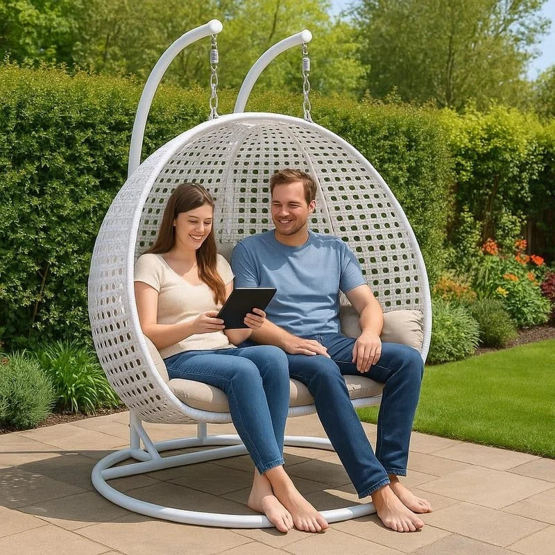 LeisureMod kétszemélyes függő tojásszék állvánnyal – kültéri/beltéri rattan fonott teraszfüggőágy-pihenőszék párnákkal