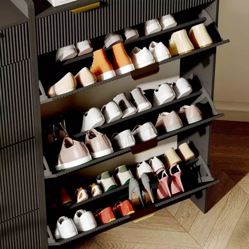Moderner weißer Schuhschrank mit 3 Klapptüren, 2 kleinen Schubladen und Haken, schmales Schuhregal mit geriffelter Front, schmaler Flurschrank