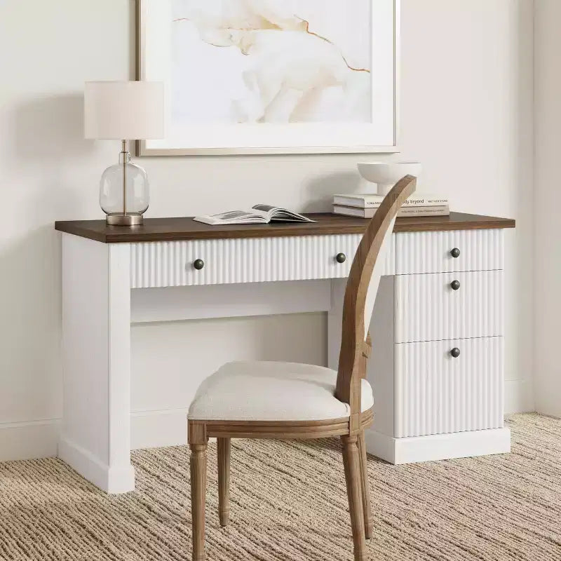 Geriffelter Stauraum-Schreibtisch fürs Homeoffice, moderner Chefschreibtisch mit 54 Zoll und Ladestation, Computertisch aus Holz mit Aktenschubladen fürs Arbeitszimmer