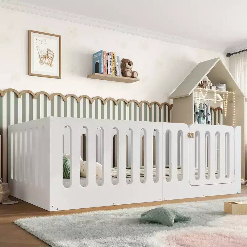Cama Montessori blanca de tamaño individual para el suelo con barandillas y puerta, madera maciza, para 1 niño
