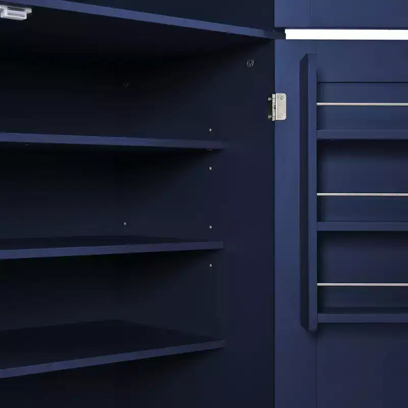 Hoge keukenkast met stopcontacten, grote vrijstaande kast met magnetronstandaard, laden, planken, wijnrekken en deurplank