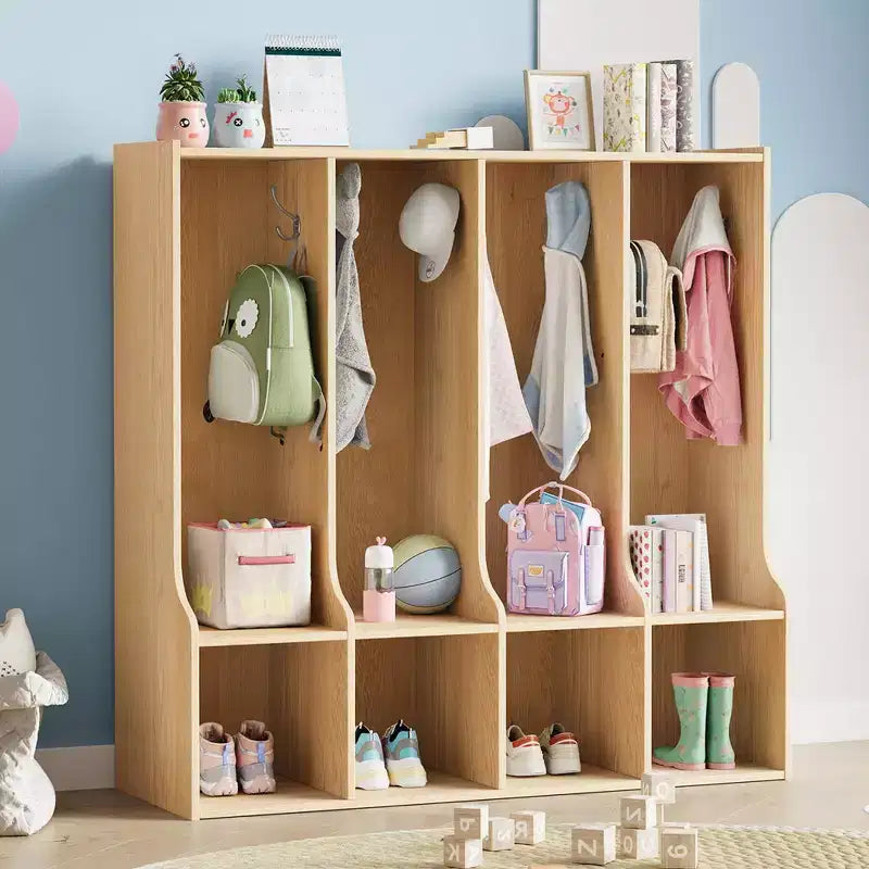 Braun-weißer Garderobenschrank mit 4 Fächern und 8 Haken für Kinder