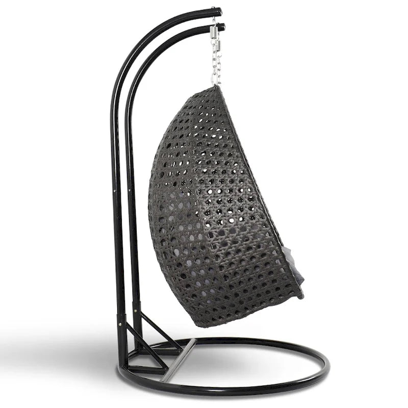 LeisureMod hängender Doppelsitz-Eierstuhl mit Gestell – Outdoor-/Indoor-Hängesessel aus Rattan-Geflecht für Terrasse, Schaukel und Hängeliege mit Polstern