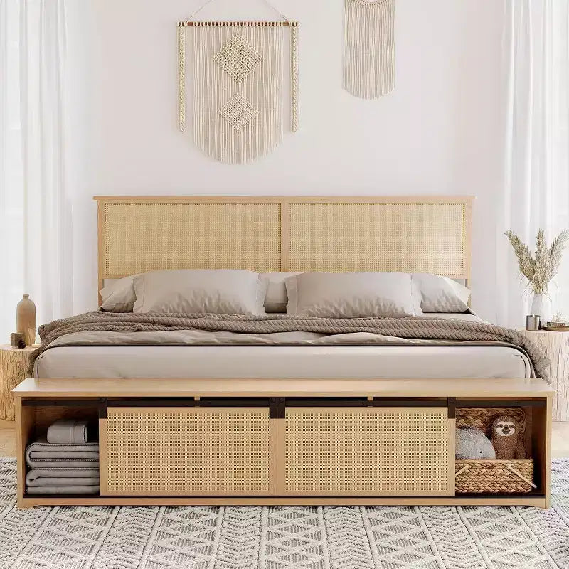 Cadre de lit bohème champêtre en rotin naturel, rangement avec porte de grange coulissante et tête de lit avec éclairage LED, pieds de support en bois massif