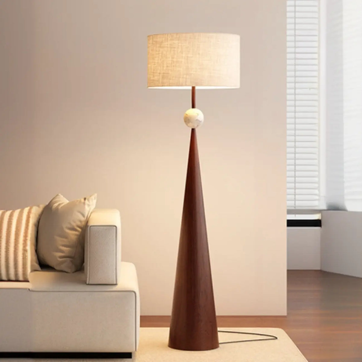 Lampada da terra contemporanea in metallo affusolato con paralume in tessuto