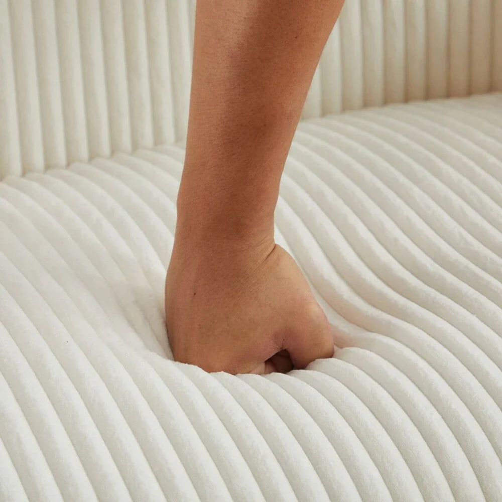 2-zitsbank met bekleding van corduroy en houten poten in walnootkleur