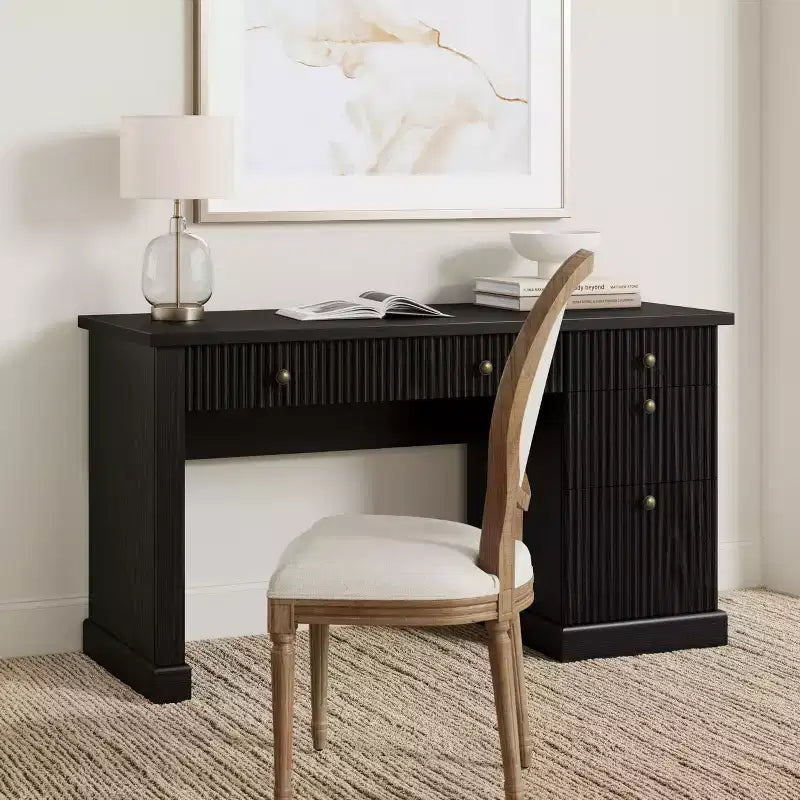 Geriffelter Stauraum-Schreibtisch fürs Homeoffice, moderner Chefschreibtisch mit 54 Zoll und Ladestation, Computertisch aus Holz mit Aktenschubladen fürs Arbeitszimmer