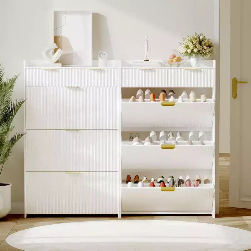 Moderner weißer Schuhschrank mit 3 Klapptüren, 2 kleinen Schubladen und Haken, schmales Schuhregal mit geriffelter Front, schmaler Flurschrank