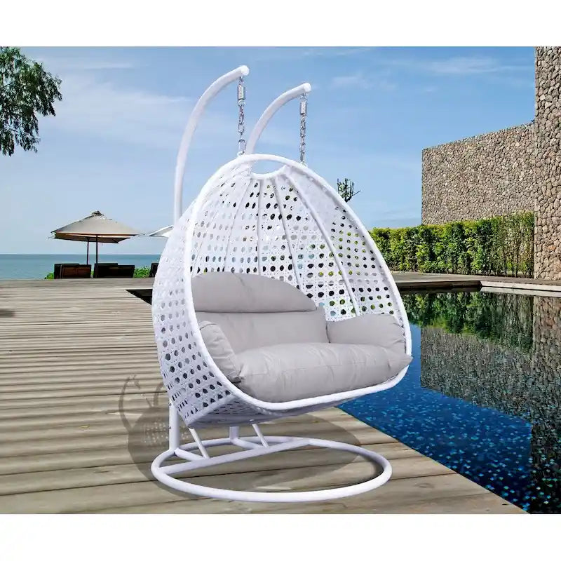 LeisureMod hängender Doppelsitz-Eierstuhl mit Gestell – Outdoor-/Indoor-Hängesessel aus Rattan-Geflecht für Terrasse, Schaukel und Hängeliege mit Polstern