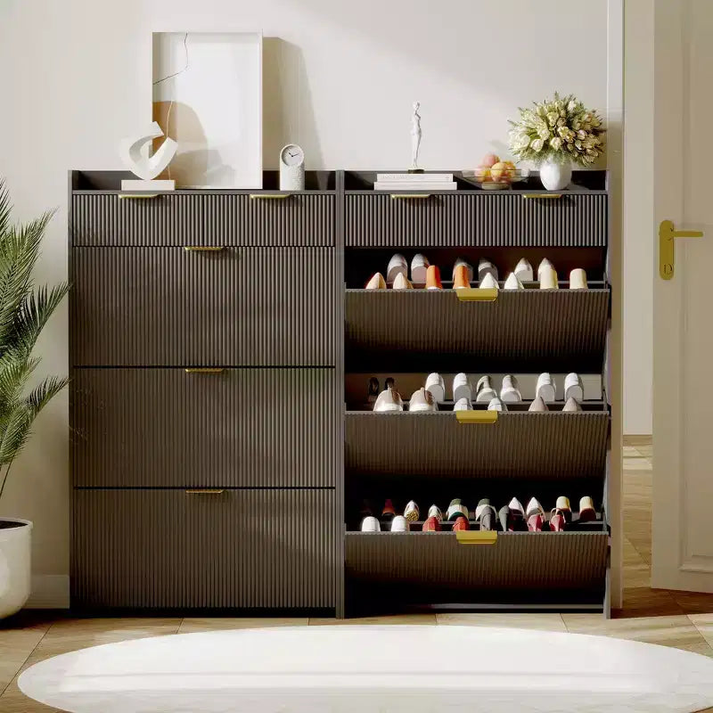 Moderner weißer Schuhschrank mit 3 Klapptüren, 2 kleinen Schubladen und Haken, schmales Schuhregal mit geriffelter Front, schmaler Flurschrank