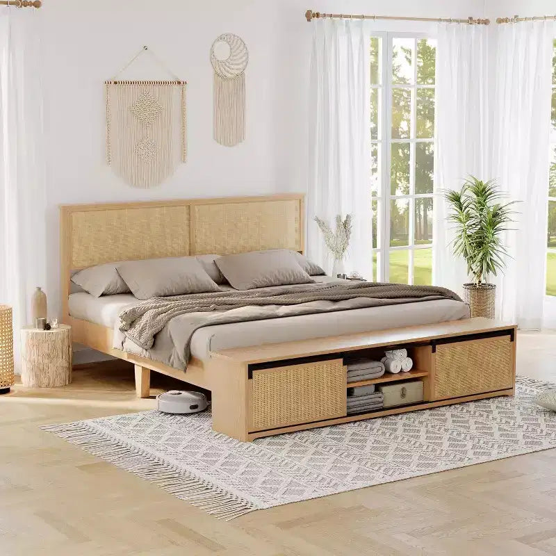Cadre de lit bohème champêtre en rotin naturel, rangement avec porte de grange coulissante et tête de lit avec éclairage LED, pieds de support en bois massif
