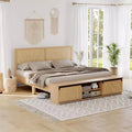 Cadre de lit bohème champêtre en rotin naturel, rangement avec porte de grange coulissante et tête de lit avec éclairage LED, pieds de support en bois massif