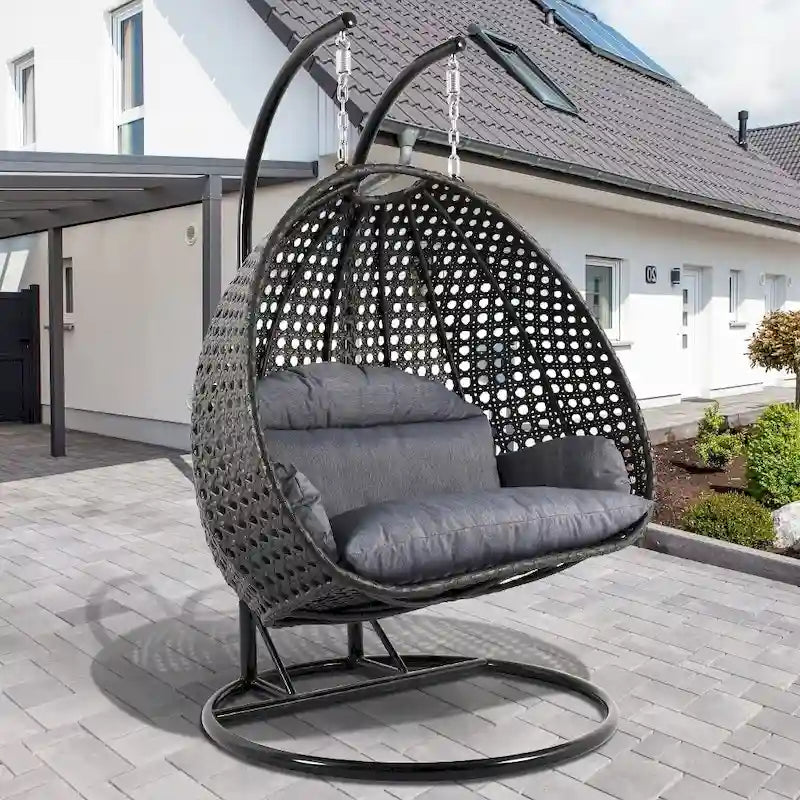 LeisureMod hängender Doppelsitz-Eierstuhl mit Gestell – Outdoor-/Indoor-Hängesessel aus Rattan-Geflecht für Terrasse, Schaukel und Hängeliege mit Polstern