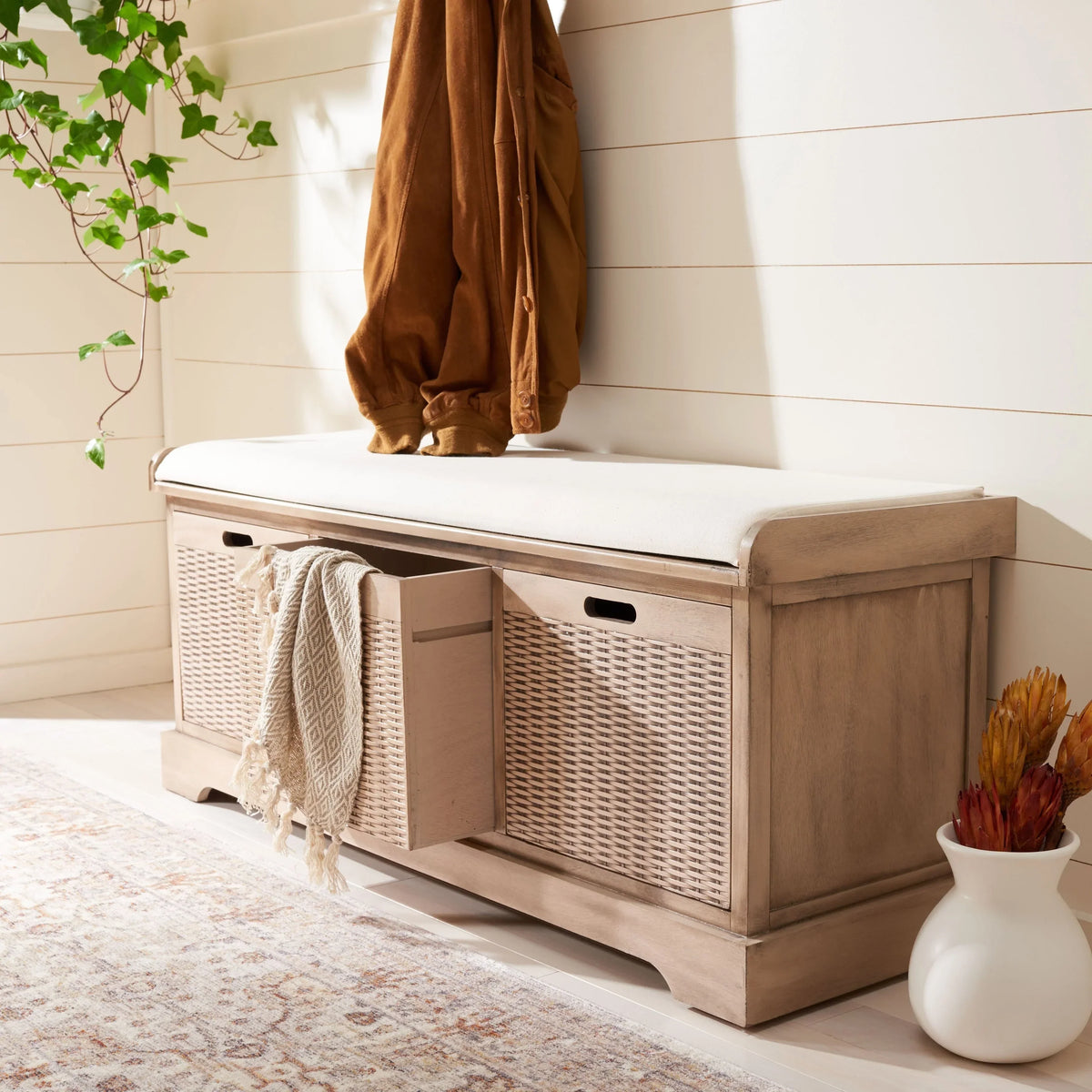 Banco de almacenamiento SAFAVIEH Fiorello con 3 cajones y cojín - 47.3 W x 15 L x 19 H - 47Wx15Dx19H